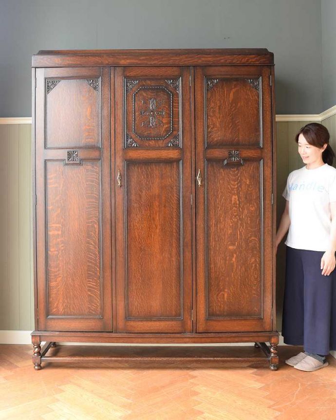 アンティーク家具 英国らしい紳士のアンティーク家具、3枚扉のかっこいいワードローブ 。実は隠れた人気モノのアンティークアンティーク家具の中でリクエストが多いワードローブ。(q-1866-f)