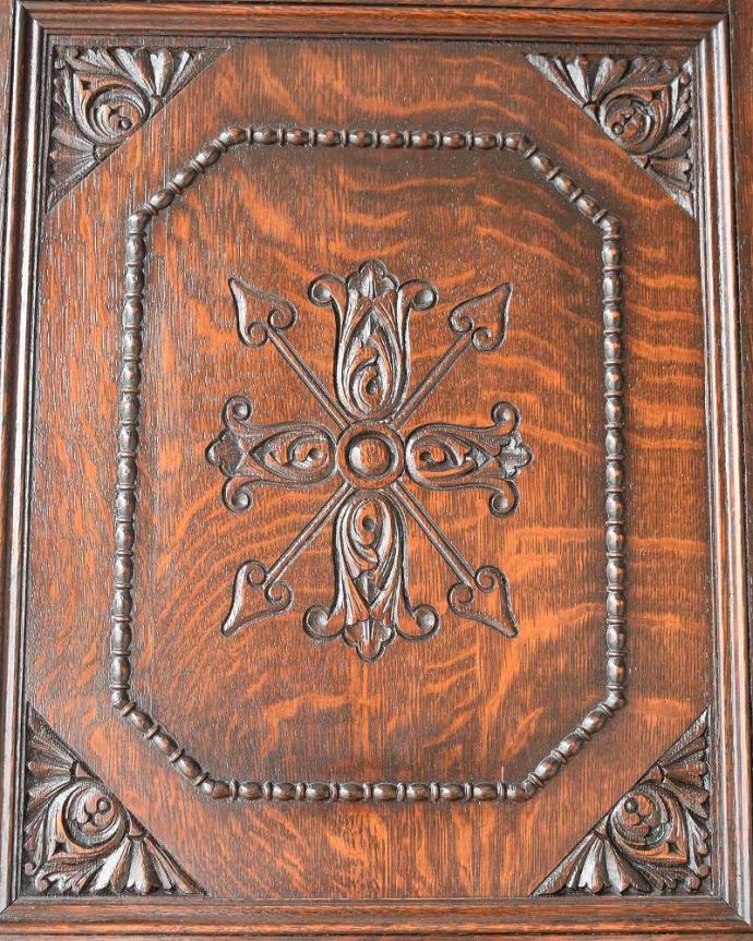 アンティーク家具 英国らしい紳士のアンティーク家具、3枚扉のかっこいいワードローブ 。扉を彩る装飾やっぱり魅力は扉の装飾。(q-1866-f)