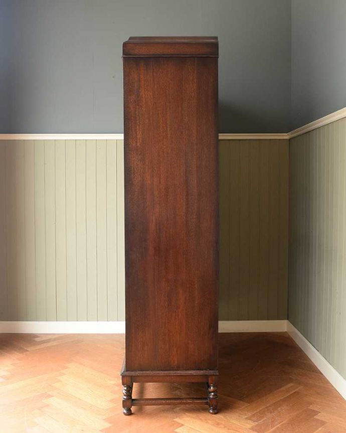 アンティーク家具 英国らしい紳士のアンティーク家具、3枚扉のかっこいいワードローブ 。横から見た姿もステキ正面だけじゃなく横から見るとこんな感じです。(q-1866-f)