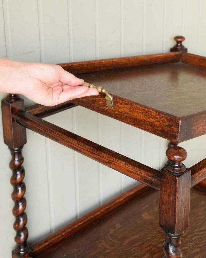 アンティークのワゴン・トローリー　アンティーク家具　トレー付きでとっても便利な英国アンティークトロリー（ワゴン）。天板はトレイになっていますお皿などを置いて盛り付け、食卓へ運ぶときも手軽で便利です。(q-1867-f)