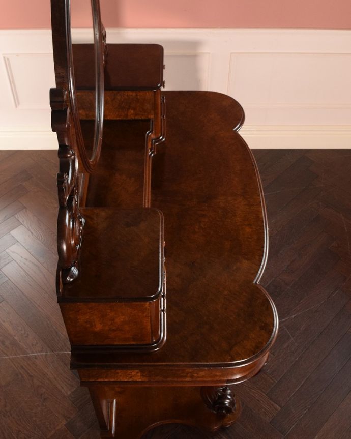 アンティークのドレッサー　アンティーク家具　1890年代のアンティークドレッシングテーブル、高級感溢れる英国の家具。上から見てみると･･･アンティーク家具専門の職人がピッカピカにお直ししました。(q-1868-f)