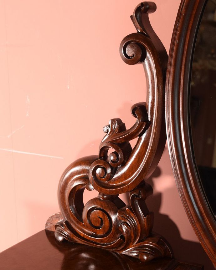 アンティークのドレッサー　アンティーク家具　1890年代のアンティークドレッシングテーブル、高級感溢れる英国の家具。惚れ惚れするような美しさとっても堅い無垢材に一体どうやって彫っていったんでしょう？アンティークらしく細かい彫りを眺めているだけでうっとりしてしまいます。(q-1868-f)
