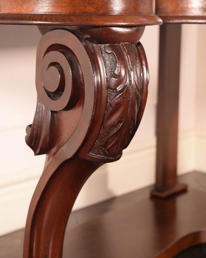 アンティークのドレッサー　アンティーク家具　1890年代のアンティークドレッシングテーブル、高級感溢れる英国の家具。至る所に繊細な彫いろんな彫のデザインがありますが、個人的に美しいと思える女性らしく優雅なデザインを選んできました。(q-1868-f)