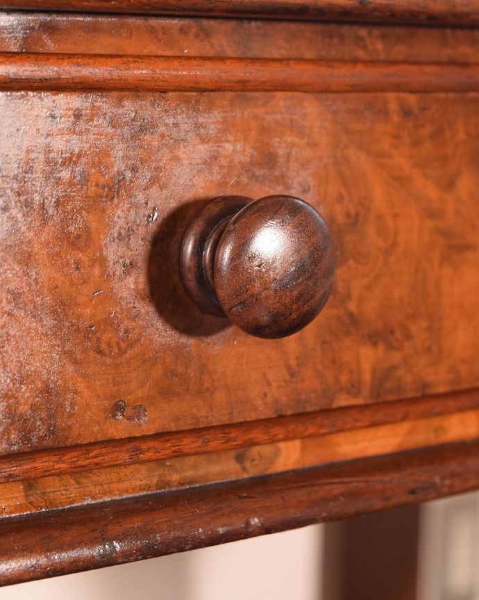 アンティークのドレッサー　アンティーク家具　1890年代のアンティークドレッシングテーブル、高級感溢れる英国の家具。引き出しの取っ手コロンとした木の取っ手が付いています。(q-1868-f)