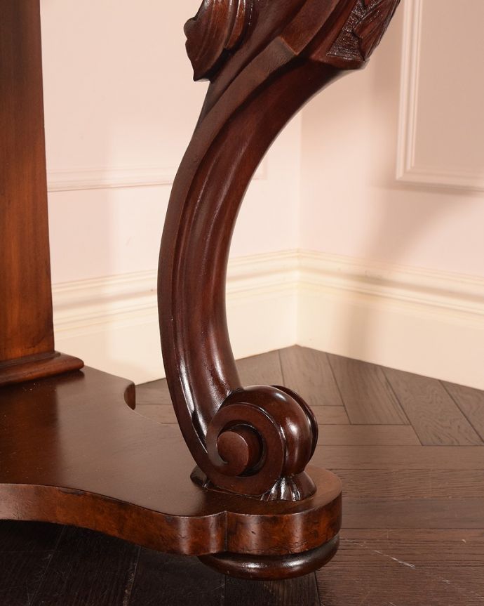 アンティークのドレッサー　アンティーク家具　1890年代のアンティークドレッシングテーブル、高級感溢れる英国の家具。女性1人でラクラク運べちゃう仕掛けHandleのアンティークは、脚の裏にフェルトキーパーをお付けしています。(q-1868-f)
