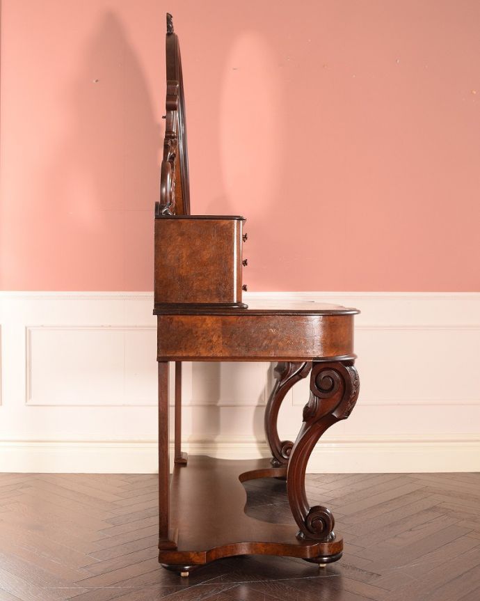 アンティークのドレッサー　アンティーク家具　1890年代のアンティークドレッシングテーブル、高級感溢れる英国の家具。横から見てもステキもちろん横から見られてもいいようにしっかり修復してあります。(q-1868-f)