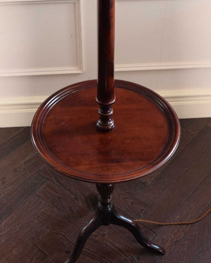 トライポッド　照明・ライティング　テーブルが付いた珍しい英国アンティークのフロアランプ（Ｅ26電球付）。。(q-1869-f)