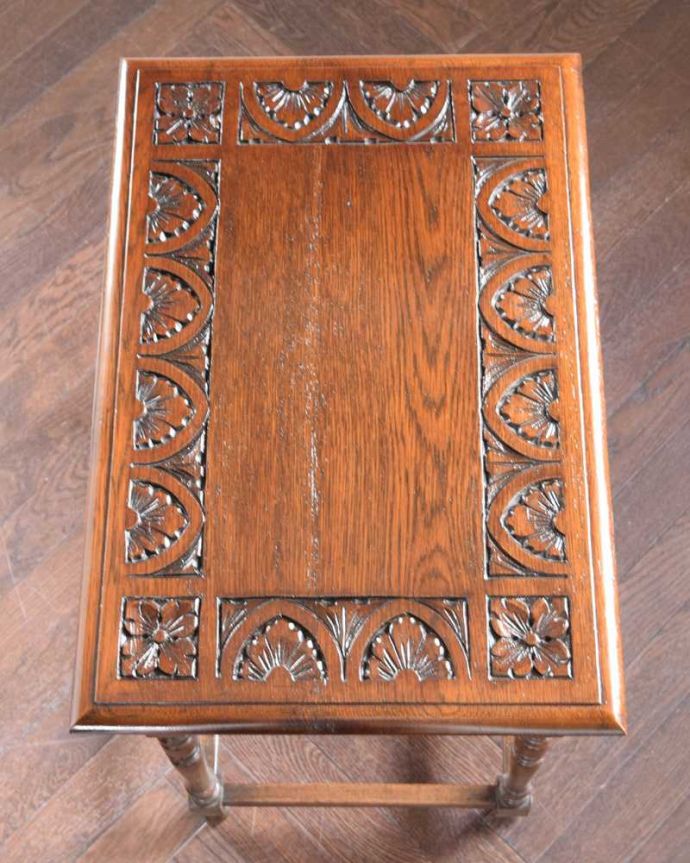 アンティークのテーブル　アンティーク家具　英国で見つけたお花の彫刻が華やかな、アンティークホールテーブル（引き出し付き）。キレイに修復しましたやっぱり気になるテーブルの天板。(q-1870-f)