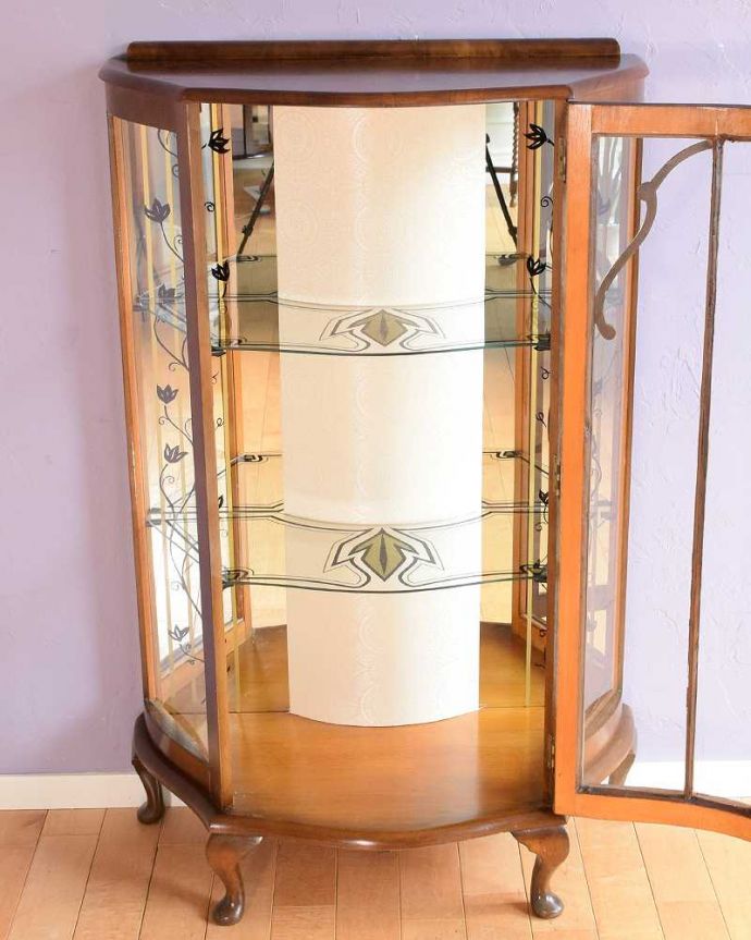 アンティークのキャビネット　アンティーク家具　模様入りのミラー付き、英国のアンティーク家具のガラスキャビネット（飾り棚）。ミラーの効果で、なんだか大きく見えます背板の鏡にキャビネット自身が映し出されて、大きな形のキャビネットに見えちゃうんです。(q-1872-f)