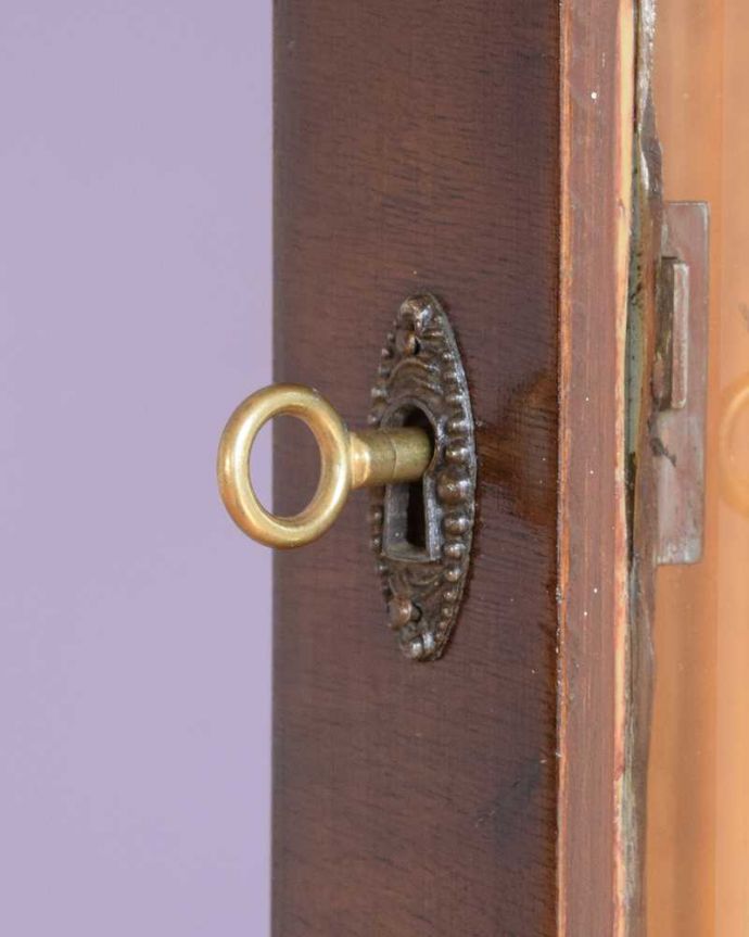 アンティークのキャビネット　アンティーク家具　模様入りのミラー付き、英国のアンティーク家具のガラスキャビネット（飾り棚）。開ける度にワクワクする取っ手鍵が取っ手になっているので、中を開ける度にまるで宝箱を開ける気分です。(q-1872-f)