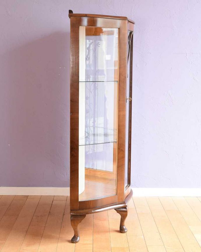 アンティークのキャビネット　アンティーク家具　模様入りのミラー付き、英国のアンティーク家具のガラスキャビネット（飾り棚）。横から見てもステキ背板以外の三方向がガラスで囲まれたキャビネット。(q-1872-f)