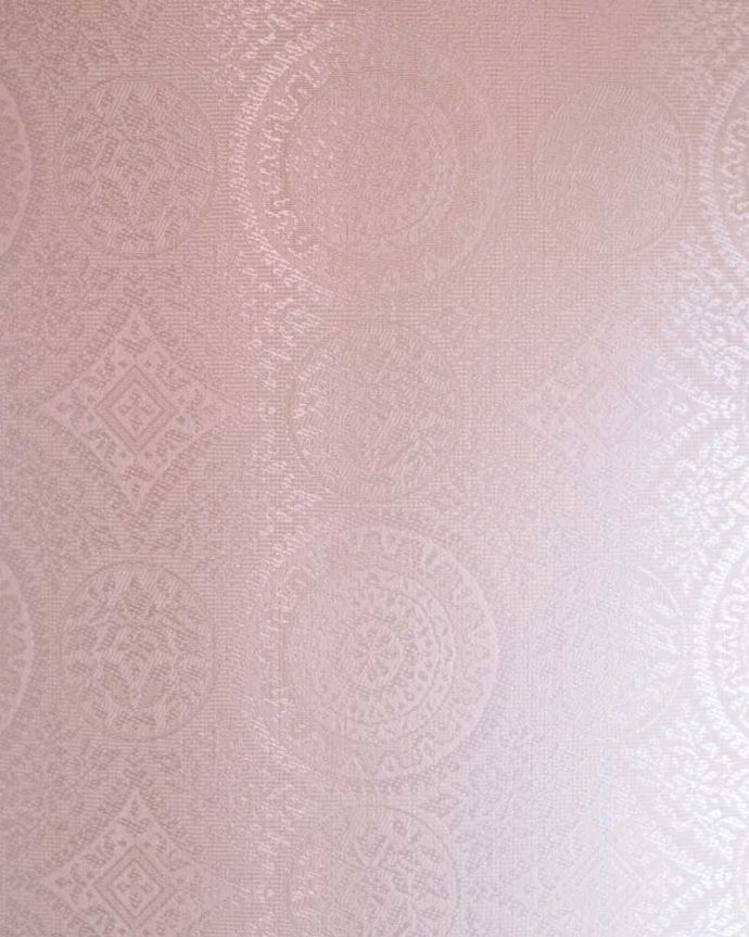 アンティークのキャビネット　アンティーク家具　模様入りのミラー付き、英国のアンティーク家具のガラスキャビネット（飾り棚）。新しく貼り替えましたキャビネットに似合う生地を選んで張り替えた背板。(q-1872-f)