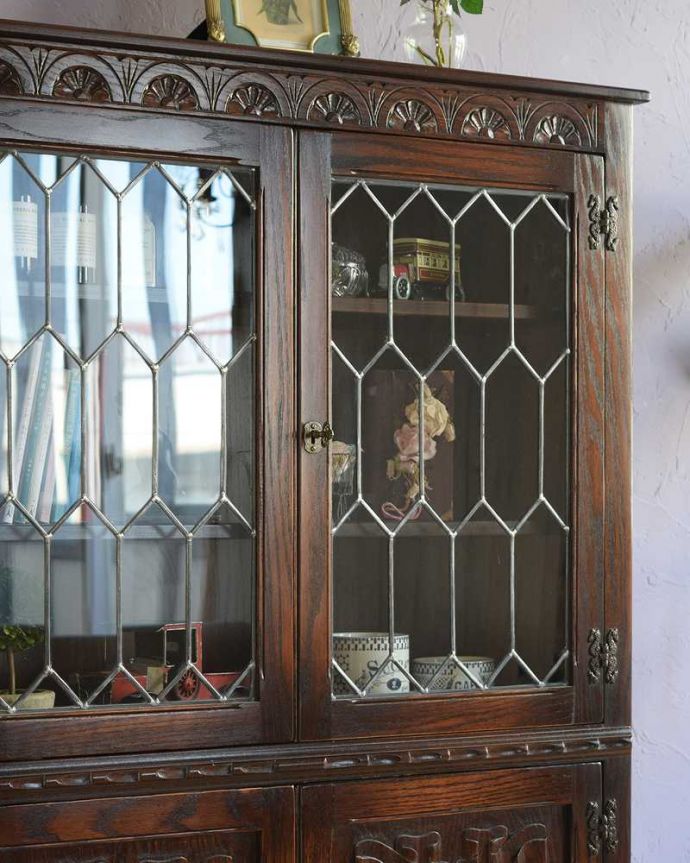 アンティークのキャビネット　アンティーク家具　ステンドグラスがキレイなブックケース（本棚）、英国輸入のアンティーク家具。扉に描かれた模様の美しさガラスの扉に描かれた美しい木の模様。(q-1873-f)