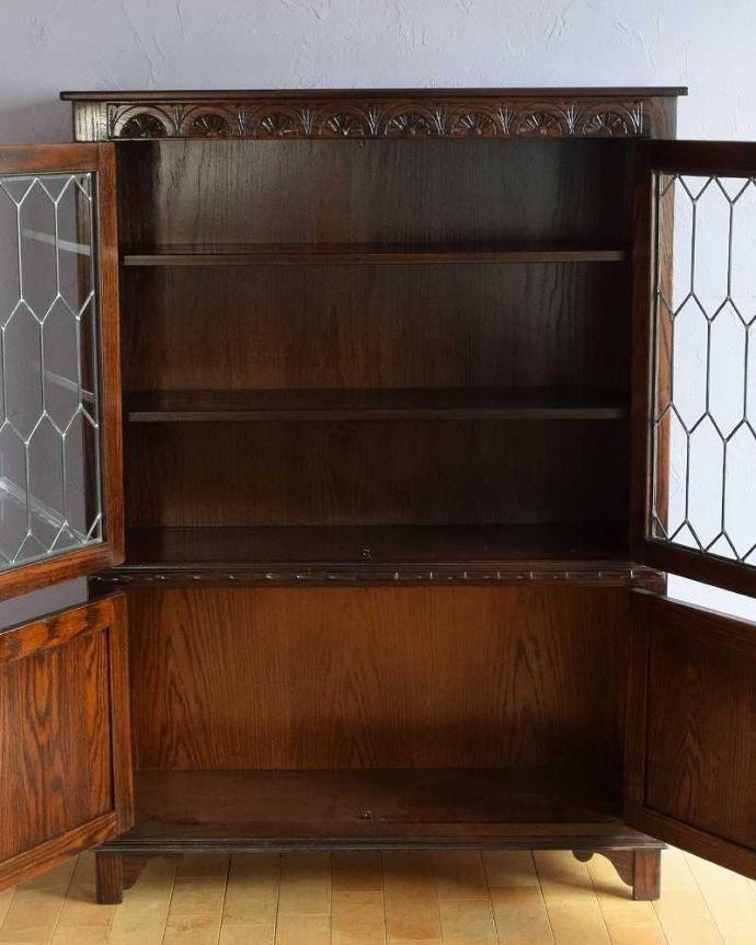 アンティークのキャビネット　アンティーク家具　ステンドグラスがキレイなブックケース（本棚）、英国輸入のアンティーク家具。扉の中は、しっかりと収納できる棚板重いものもたっぷり収納できる木製の棚板タイプ。(q-1873-f)
