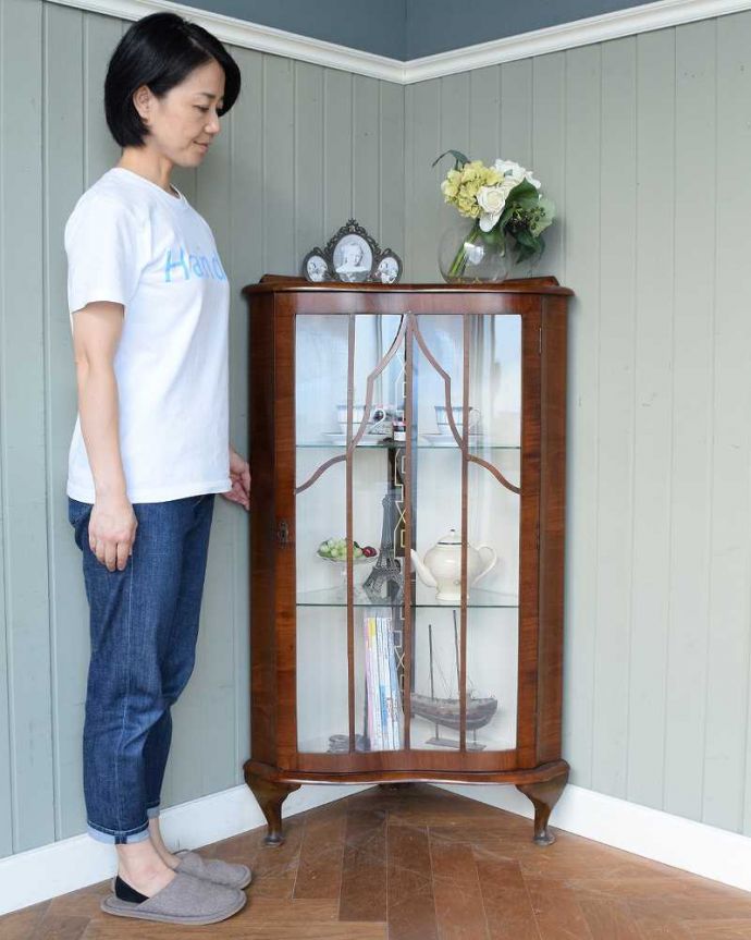 英国輸入のアンティーク家具、木の装飾が上品なコーナーガラスキャビネット