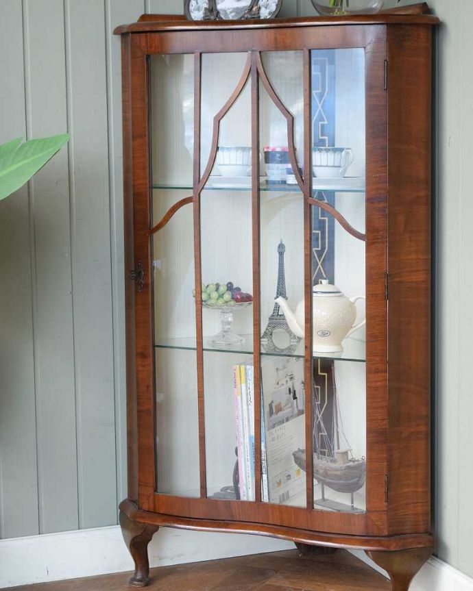 英国輸入のアンティーク家具、木の装飾が上品なコーナーガラスキャビネット