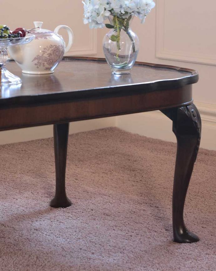 アンティークのテーブル　アンティーク家具　お部屋が一気に華やかな雰囲気になる、イギリスアンティークのコーヒーテーブル。英国らしく凝った彫りの入った脚脚だけを見ても、アンティークらしさが感じられる凝った彫。(q-1875-f)