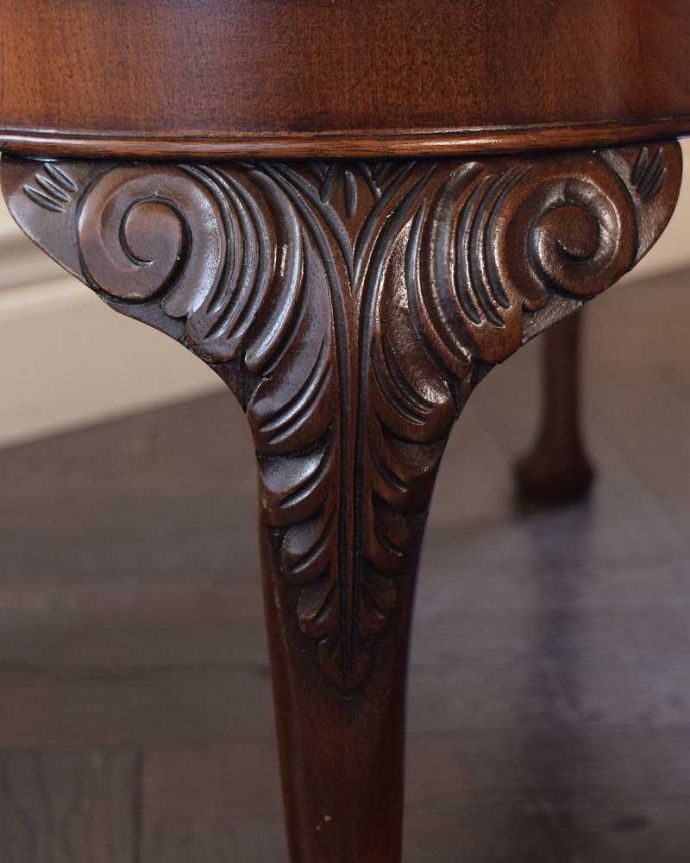 アンティークのテーブル　アンティーク家具　お部屋が一気に華やかな雰囲気になる、イギリスアンティークのコーヒーテーブル。うっとりする美しさアンティークだから手に入る美しい彫。(q-1875-f)