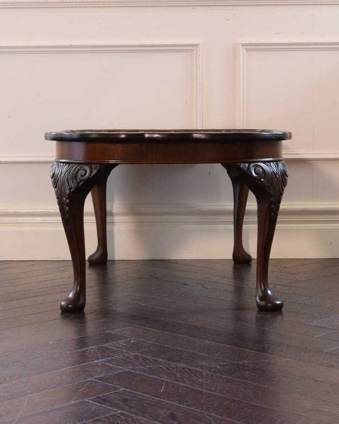 アンティークのテーブル　アンティーク家具　お部屋が一気に華やかな雰囲気になる、イギリスアンティークのコーヒーテーブル。横から見た姿もステキ横から見るとこんな感じです。(q-1875-f)