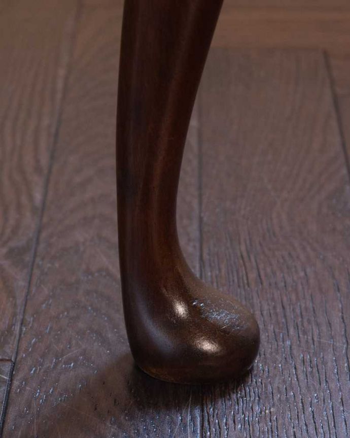 アンティークのテーブル　アンティーク家具　お部屋が一気に華やかな雰囲気になる、イギリスアンティークのコーヒーテーブル。持ち上げなくても移動できます！Handleのアンティークは、脚の裏にフェルトキーパーをお付けしていますので、床を滑らせて簡単に移動する事が出来ます。(q-1875-f)