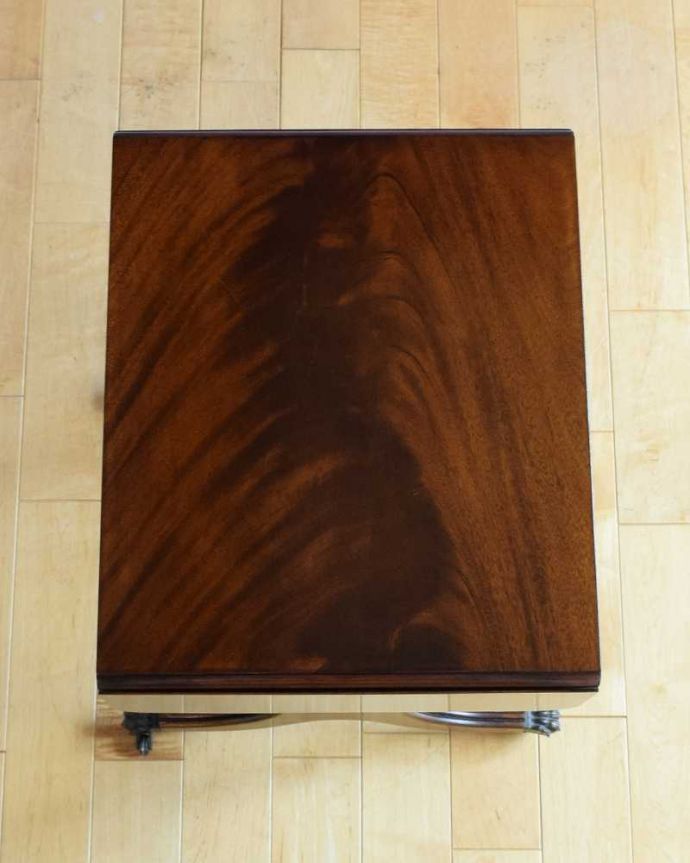 アンティークのテーブル　アンティーク家具　天板の木目が美しいアンティーク家具、バタフライサイドテーブル（コーヒーテーブル）。畳むとこんなにスリムなサイズリーフを開く前はこんな形です。(q-1877-f)
