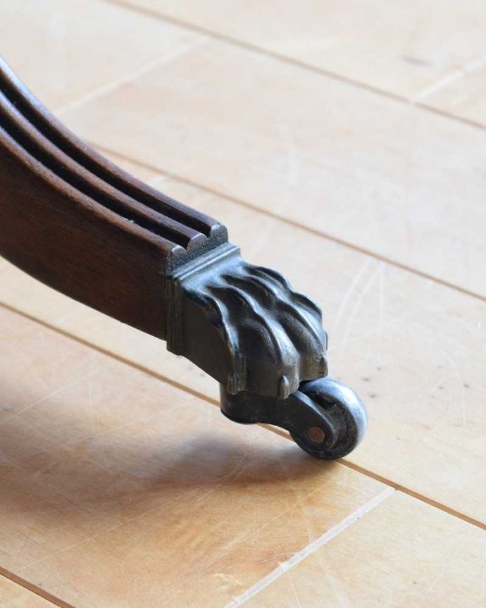 アンティークのテーブル　アンティーク家具　天板の木目が美しいアンティーク家具、バタフライサイドテーブル（コーヒーテーブル）。女性1人でラクラク運べちゃうんですキャスター付きの脚。(q-1877-f)