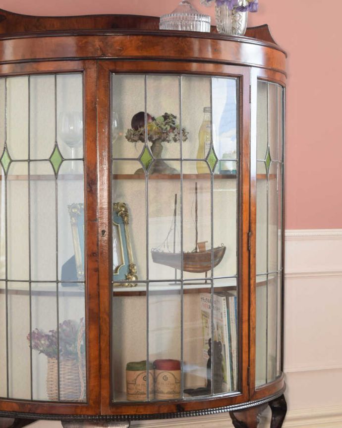 アンティークのキャビネット　アンティーク家具　英国アンティーク家具、ステンドグラス付きのハーフムーンガラスキャビネット（飾り棚）。ガラス越しに見るお気に入りの美しさ…アンティークのガラス扉を通して見ると、中に入れたものがキラッキラに輝いて見えるんです。(q-1879-f)