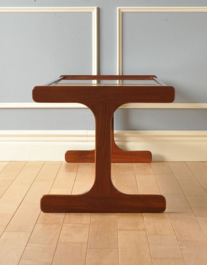 アンティークのテーブル　アンティーク家具　モダンなデザインのアンティーク家具、ガラスとタイルをはめ込んだセンターテーブル。しっかりお直ししてありますので、届いたその日からお使いいただけます。(q-188-f-1)