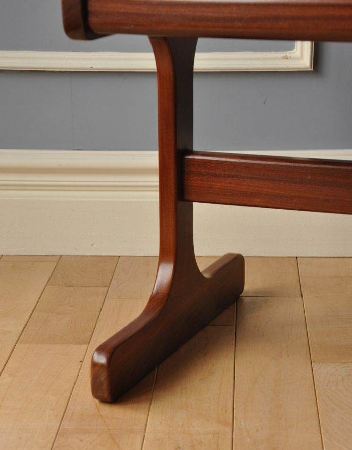 アンティークのテーブル　アンティーク家具　モダンなデザインのアンティーク家具、ガラスとタイルをはめ込んだセンターテーブル。キチンとお直ししてありますので、安定感のある脚です。(q-188-f-1)