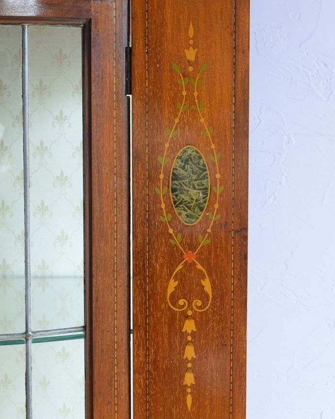 アンティークのキャビネット　アンティーク家具　美しいステンドグラスの扉と象嵌の装飾、英国アンティーク家具のキャビネット。職人技が光っています。(q-1881-f)