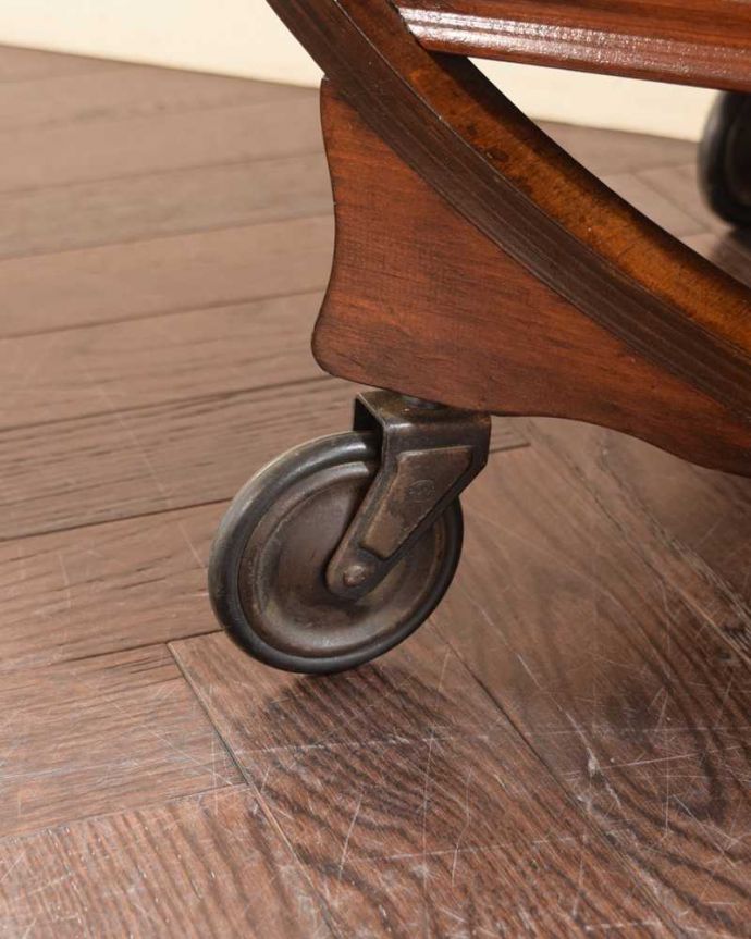 アンティークのワゴン・トローリー　アンティーク家具　初めて見つけためずらしいデザインのアンティークトロリー（ワゴン）。ちゃんと動きます脚先にはキャスターが。(q-1889-f)