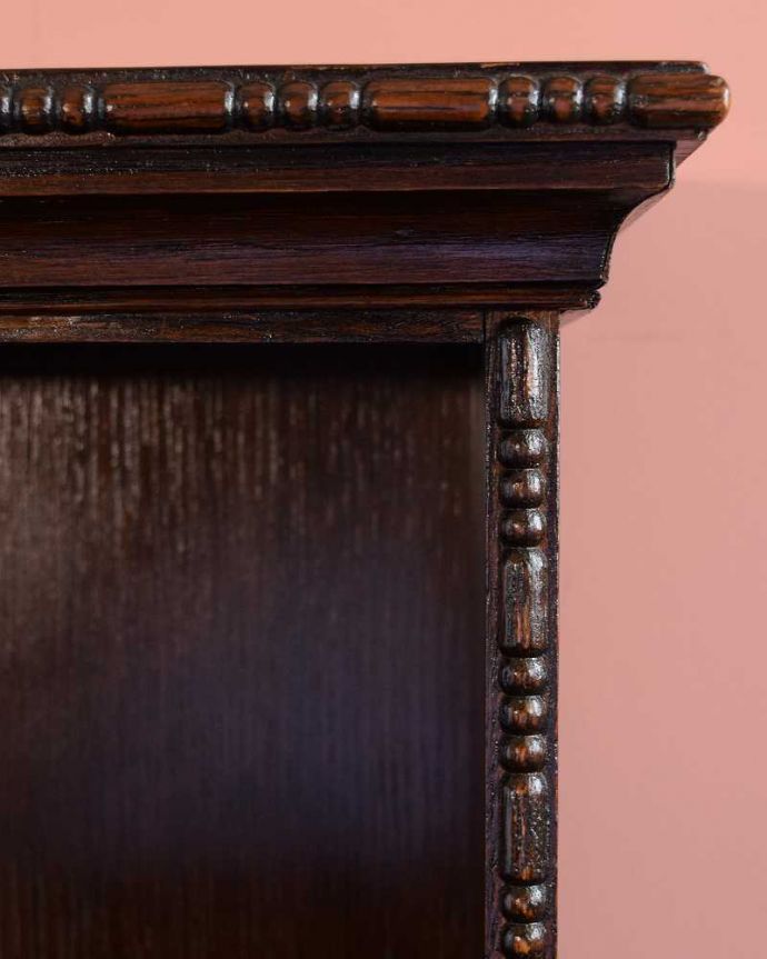 アンティークのキャビネット　アンティーク家具　飾りながらオシャレに収納できるブックシェルフ、英国のアンティーク家具。いろんな場所にこだわり彫のデザインもいろいろです。(q-1892-f)