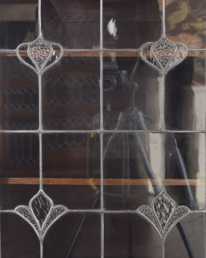 アンティークのキャビネット　アンティーク家具　豪華なアンティーク家具、イギリスで見つけた優雅なステンドグラス入りのキャビネット（飾り棚）。キレイに残っていてくれましたガラスに描かれている絵は剥がれているものが多いんだけれど、この子はしっかりキレイに残っていてくれました。(q-1893-f)