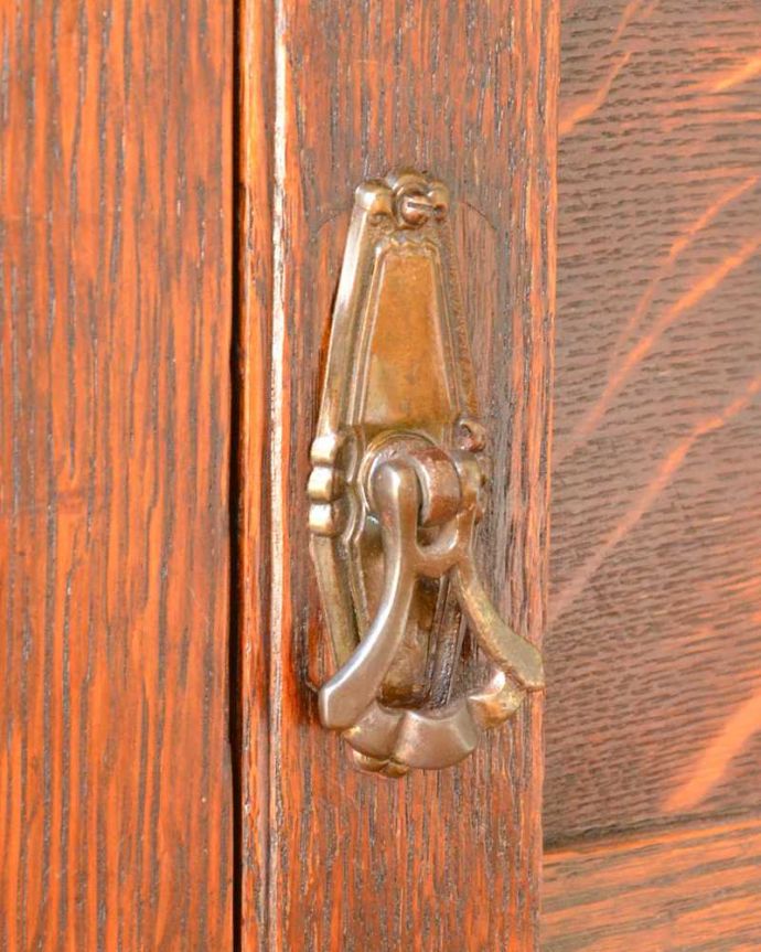 サイドボード　アンティーク家具　タイルが美しいイギリスから到着したアンティークウォッシュスタンド。扉の取っ手もステキアンティークらしい素敵なデザインが魅力。(q-1894-f)