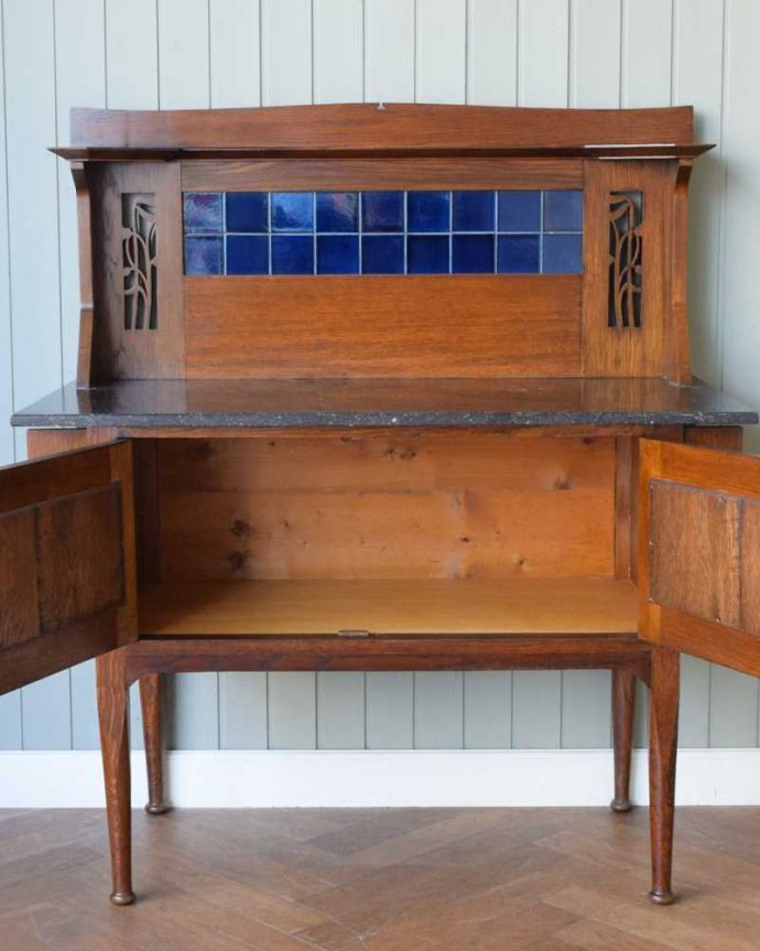 サイドボード　アンティーク家具　英国のアンティーク家具、深いブルーのタイルがキレイなウォッシュスタンド。扉を開いた中もキレイです。(q-1895-f)