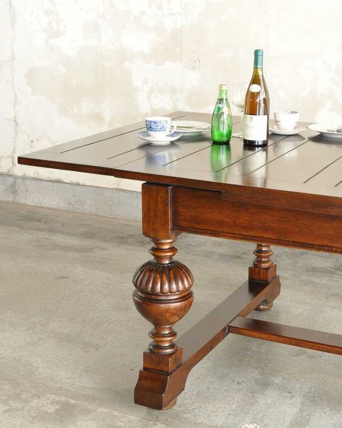 アンティークのテーブル　アンティーク家具　アンティーク英国家具、4本のバルボスレッグが美しいドローリーフテーブル（伸張式テーブル） 。やっぱり目が行く重厚なデザインの脚重厚な雰囲気のバルボスレッグと呼ばれる美しい脚が一番の特長。(q-1896-f)