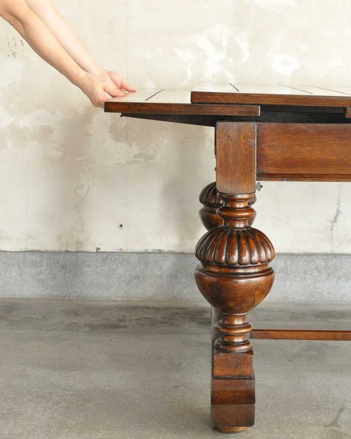 アンティークのテーブル　アンティーク家具　アンティーク英国家具、4本のバルボスレッグが美しいドローリーフテーブル（伸張式テーブル） 。誰でもカンタン！引っ張るだけでOK。(q-1896-f)