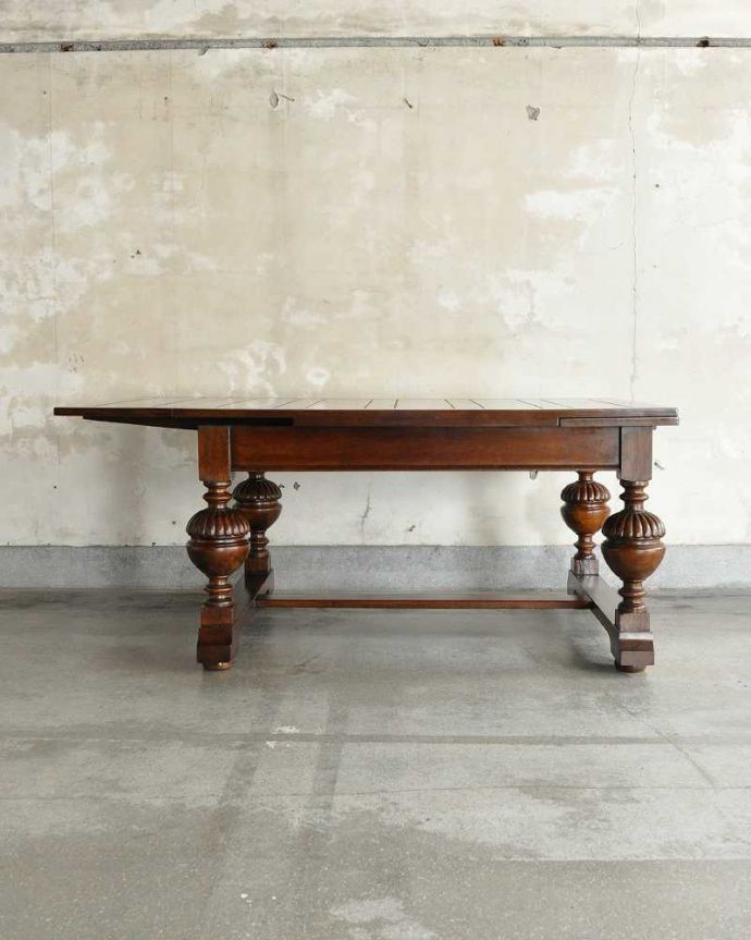 アンティークのテーブル　アンティーク家具　アンティーク英国家具、4本のバルボスレッグが美しいドローリーフテーブル（伸張式テーブル） 。片方だけ開いてもOK片方のリーフだけを開くとこんな感じ。(q-1896-f)