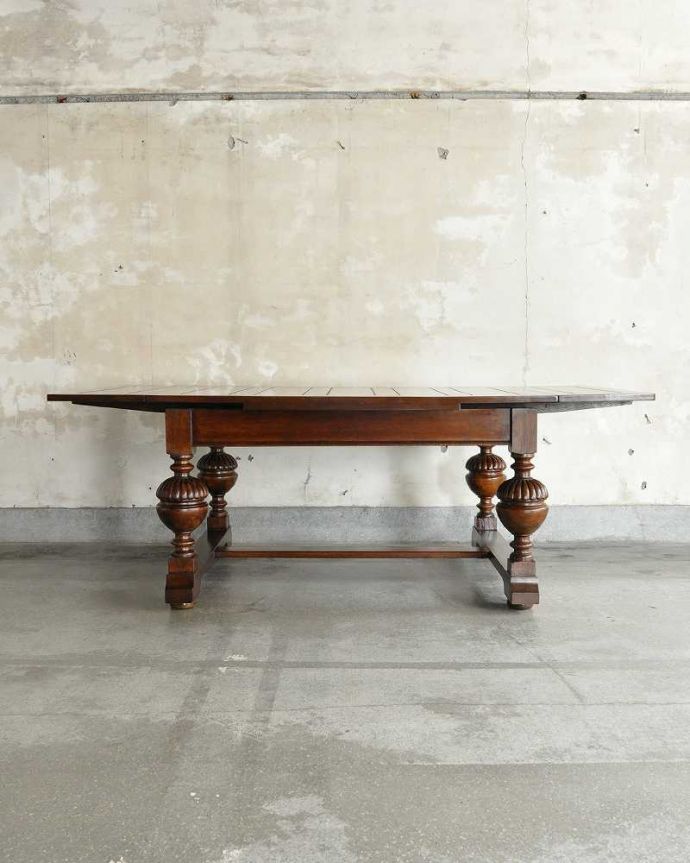 アンティークのテーブル　アンティーク家具　アンティーク英国家具、4本のバルボスレッグが美しいドローリーフテーブル（伸張式テーブル） 。両方開くと大きなサイズ！家族が増えた時やみんなが集まった時、両方のリーフを開けば大きなサイズに。(q-1896-f)