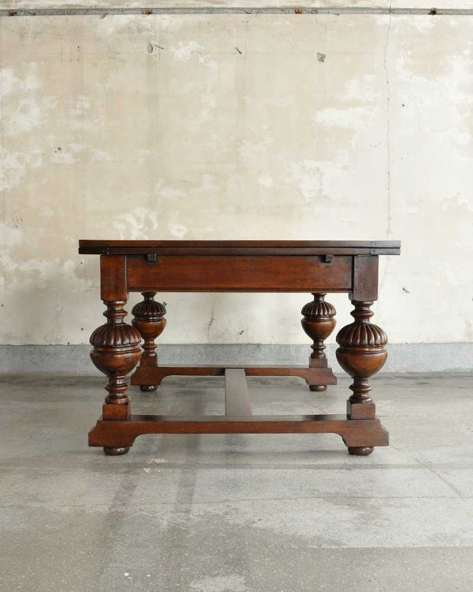 アンティークのテーブル　アンティーク家具　アンティーク英国家具、4本のバルボスレッグが美しいドローリーフテーブル（伸張式テーブル） 。こちら側から見てみると･･･アンティークは新品ではないので経年変化によるキズはありますが、専門の職人がしっかり修復しました。(q-1896-f)