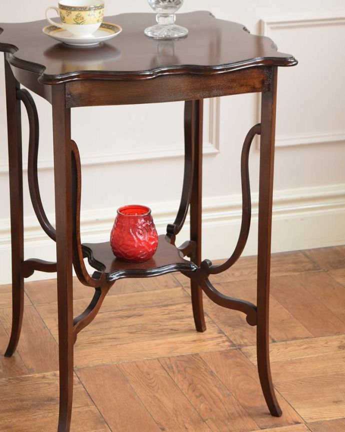 アンティークのテーブル　アンティーク家具　高級感たっぷりのアンティーク家具、曲線が美しいオケージョナルテーブル（ティーテーブル）。上品で優雅なアンティーク凛とした雰囲気が漂うアンティークらしい立ち姿のテーブル。(q-1897-f)