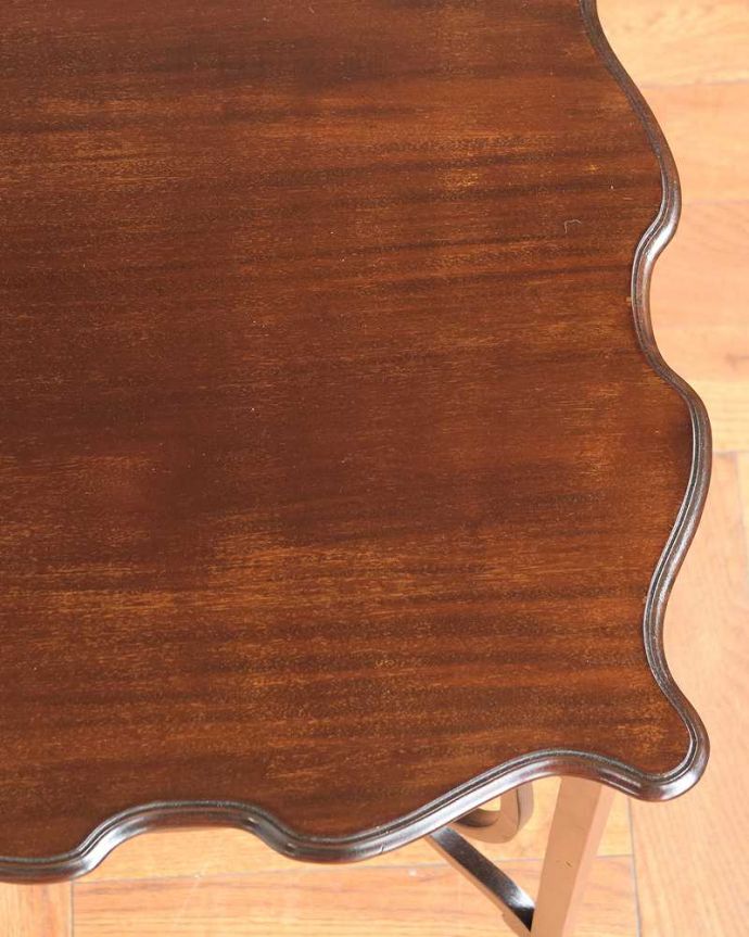 アンティークのテーブル　アンティーク家具　高級感たっぷりのアンティーク家具、曲線が美しいオケージョナルテーブル（ティーテーブル）。天板を近づいてみると…アンティークだから手に入れることが出来る天板に使われている銘木の美しさにうっとりです。(q-1897-f)