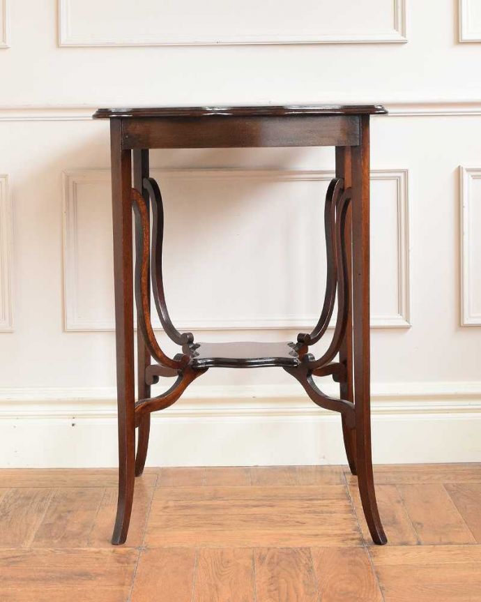 アンティークのテーブル　アンティーク家具　高級感たっぷりのアンティーク家具、曲線が美しいオケージョナルテーブル（ティーテーブル）。クルッと回転。(q-1897-f)
