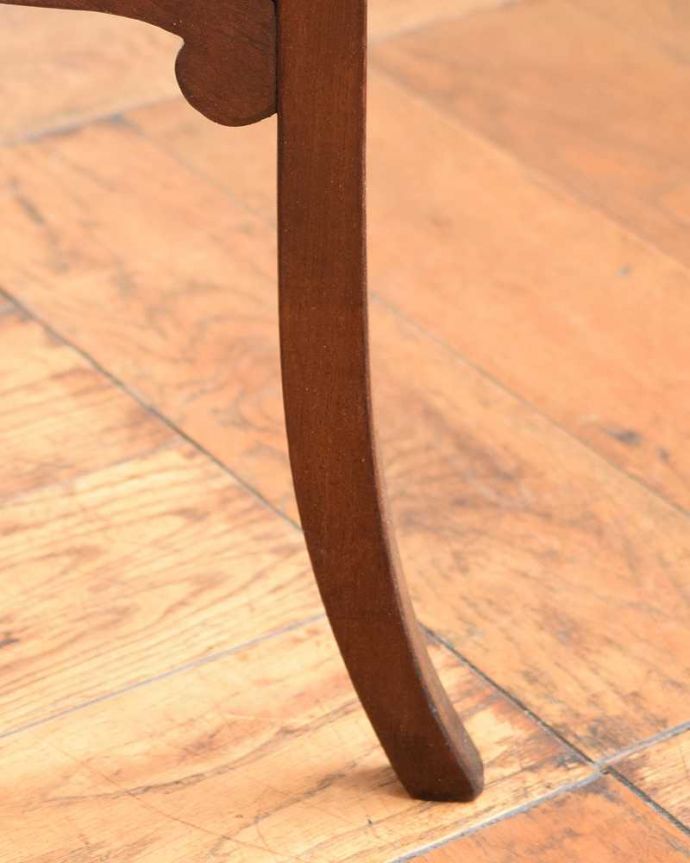 アンティークのテーブル　アンティーク家具　高級感たっぷりのアンティーク家具、曲線が美しいオケージョナルテーブル（ティーテーブル）。持ち上げなくても移動できます！Handleのアンティークは、脚の裏にフェルトキーパーをお付けしていますので、床を滑らせてれば移動が簡単です。(q-1897-f)