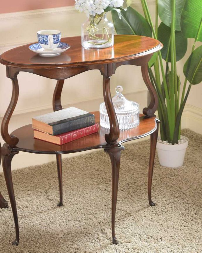アンティークのテーブル　アンティーク家具　美しい脚のデザインにうっとりする英国生まれのコーヒーテーブル、ダムウェイター。上品で優雅なアンティーク凛とした雰囲気が漂うアンティークらしい立ち姿のテーブル。(q-1899-f)