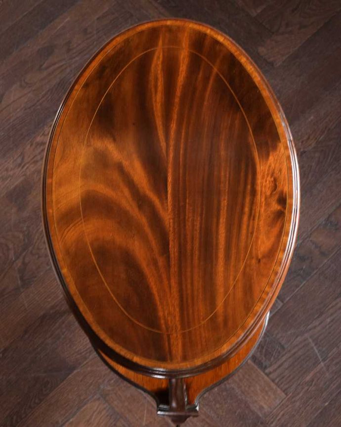 アンティークのテーブル　アンティーク家具　美しい脚のデザインにうっとりする英国生まれのコーヒーテーブル、ダムウェイター。天板の形を見てみると･･･テーブルの形を上から見ると、こんな感じです。(q-1899-f)