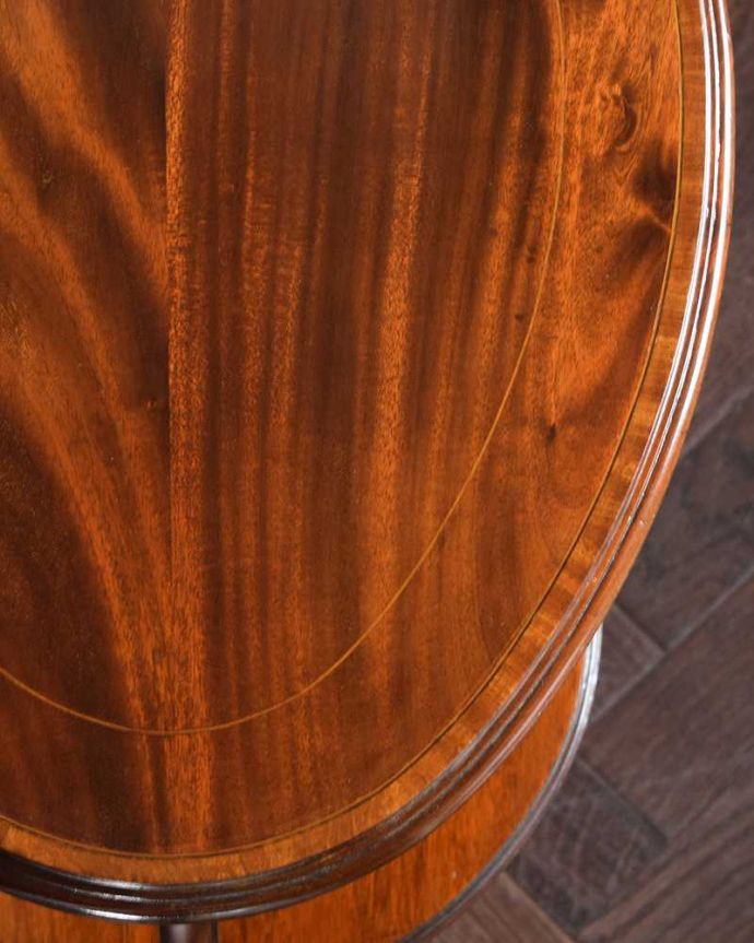 アンティークのテーブル　アンティーク家具　美しい脚のデザインにうっとりする英国生まれのコーヒーテーブル、ダムウェイター。天板を近づいてみると…アンティークだから手に入れることが出来る天板に使われている銘木の美しさにうっとりです。(q-1899-f)