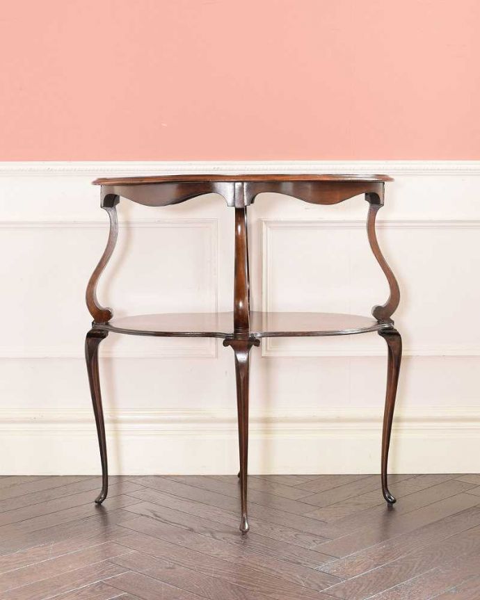 アンティークのテーブル　アンティーク家具　美しい脚のデザインにうっとりする英国生まれのコーヒーテーブル、ダムウェイター。クルッと回転。(q-1899-f)