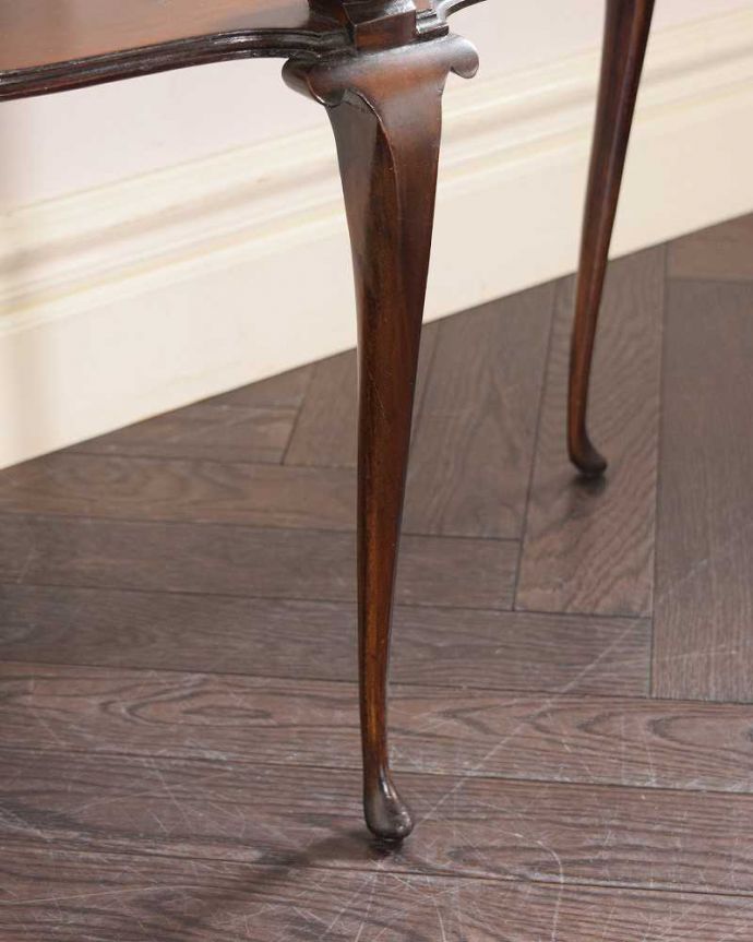 アンティークのテーブル　アンティーク家具　美しい脚のデザインにうっとりする英国生まれのコーヒーテーブル、ダムウェイター。持ち上げなくても移動できます！Handleのアンティークは、脚の裏にフェルトキーパーをお付けしていますので、床を滑らせてれば移動が簡単です。(q-1899-f)
