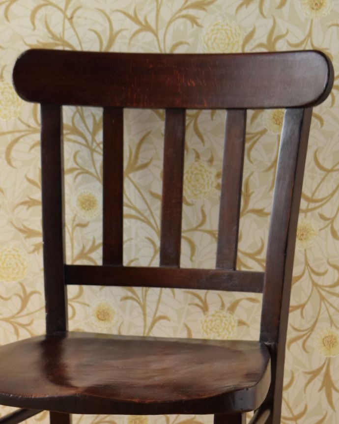 チャーチチェア　アンティーク チェア　教会で使われていたアンティークの椅子、チョコレート色のチャペルチェア。アンティークは新品ではないので、年月を経て、キズや汚れが付き、風合いが増しています。(q-190-c)
